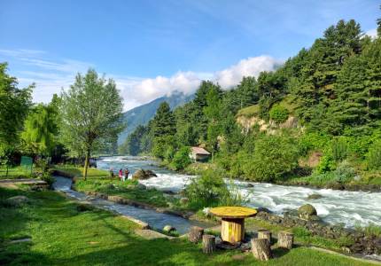 Kashmir Grand Tour: Srinagar, Gulmarg & Pahalgam from Amritsar