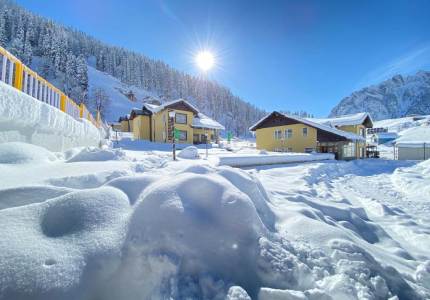 Amritsar to Gulmarg & Pahalgam via Srinagar Escape